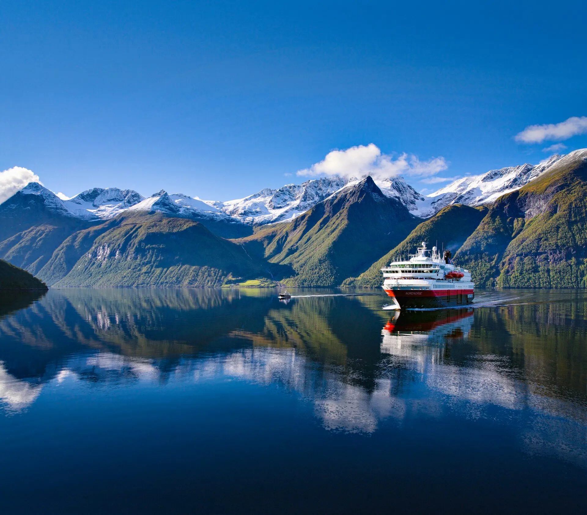 Hjorundfjord in Norwegen - Hurtigruten das Original.