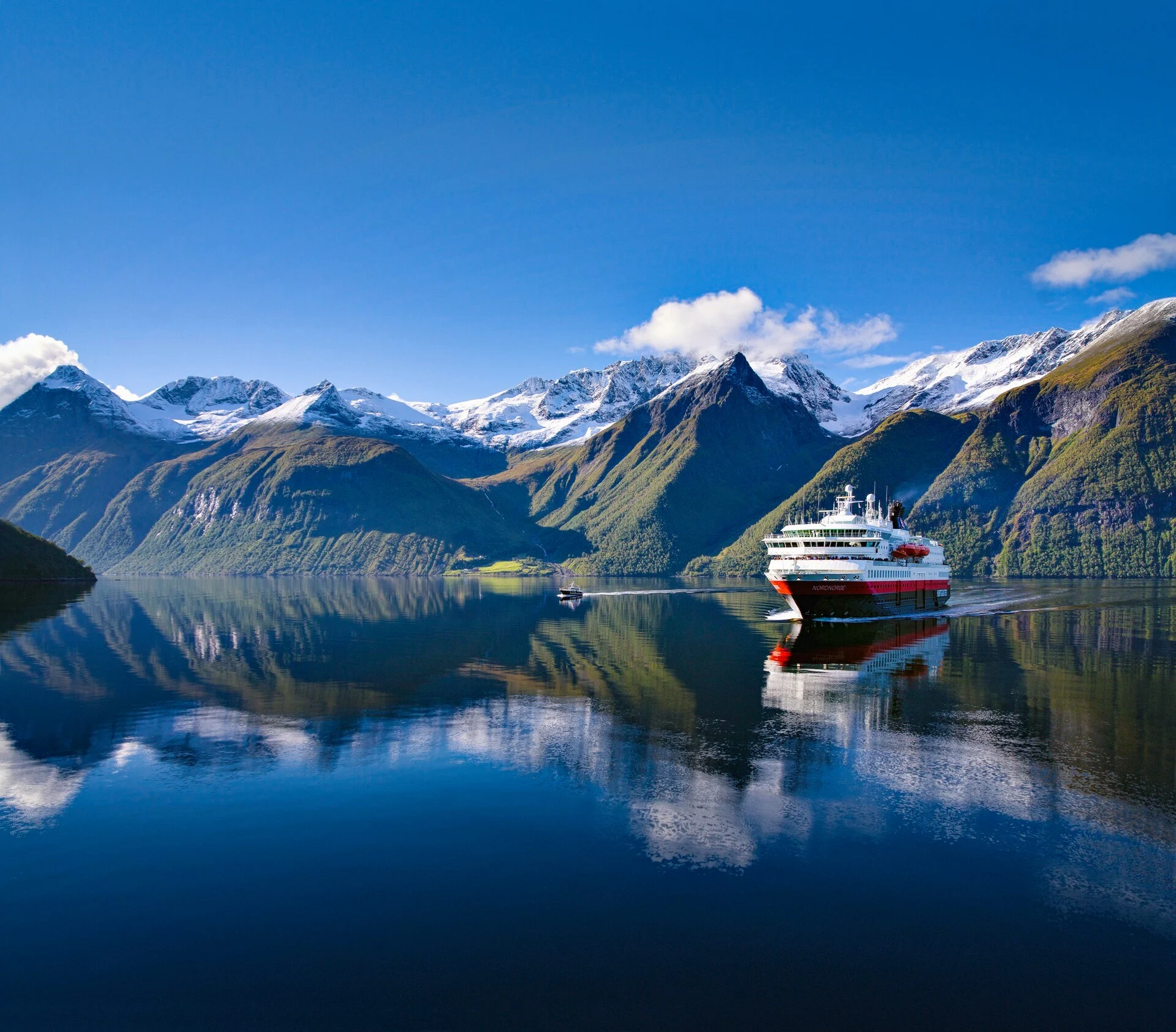 Hjorundfjord in Norwegen - Hurtigruten das Original. 