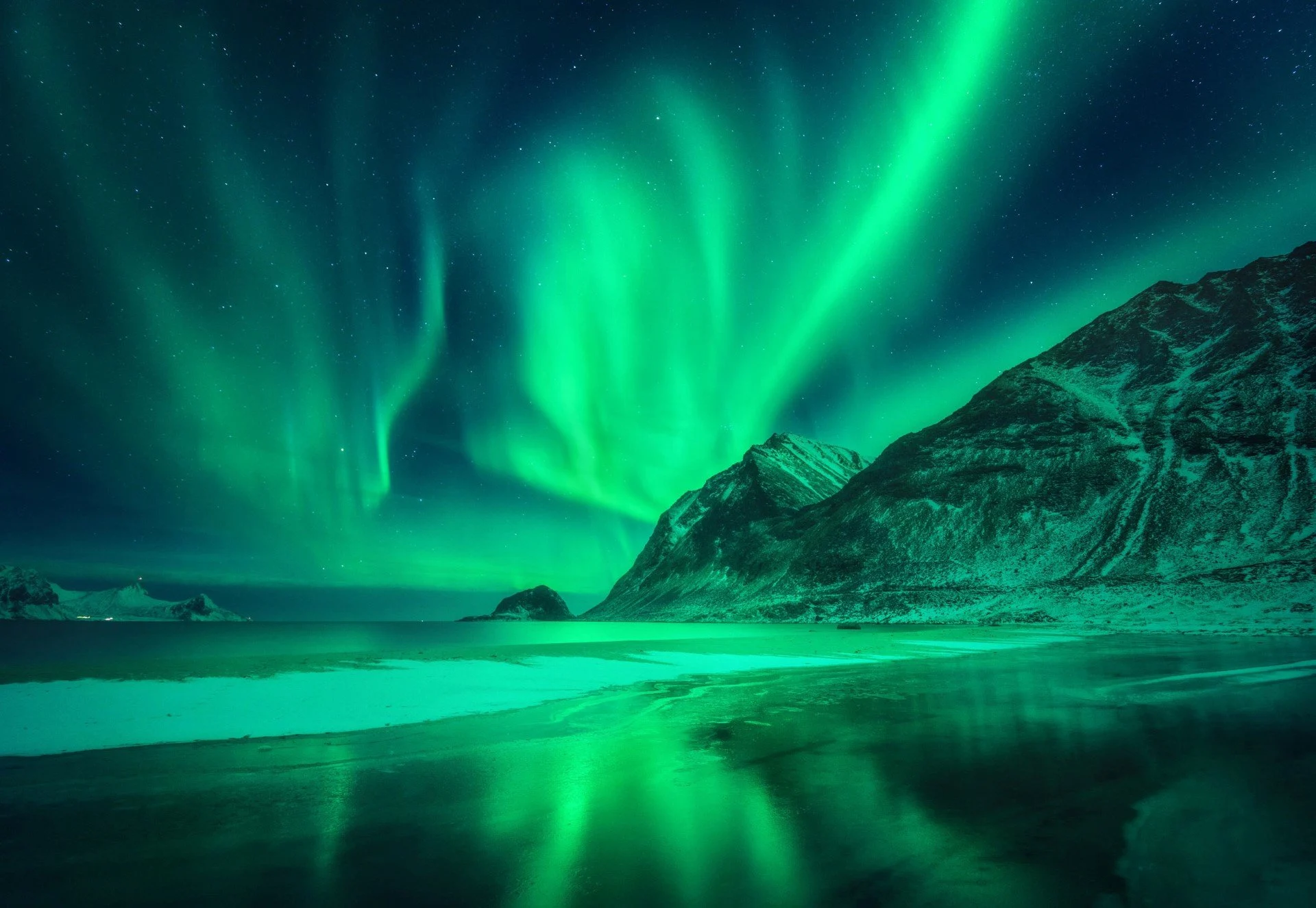 northern-lights-norway-hgr-143757-photo_getty_images_jpg