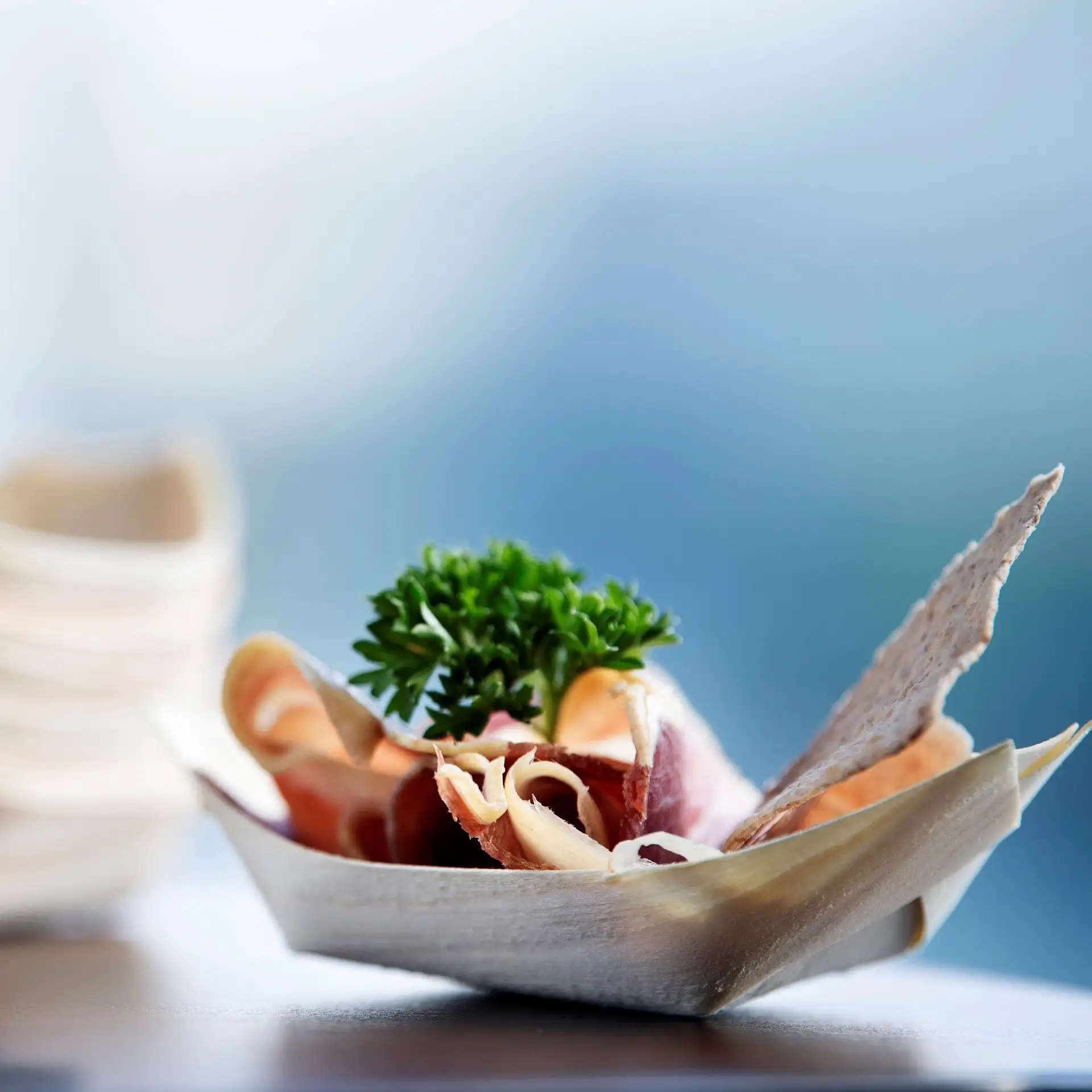 The plastic-free plates of Hurtigruten, made of wood