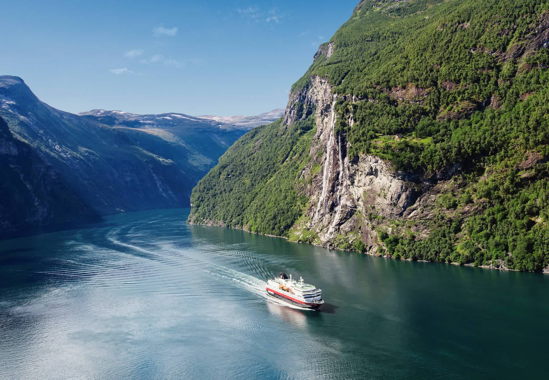 Le MS Nordlys naviguant dans l’époustouflant Geirangerfjord, l’un des fjords les plus spectaculaires de Norvège