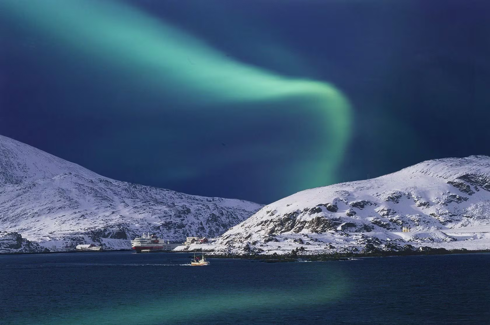 Magische, surreale Farblichter über den Bergen in Nordnorwegen