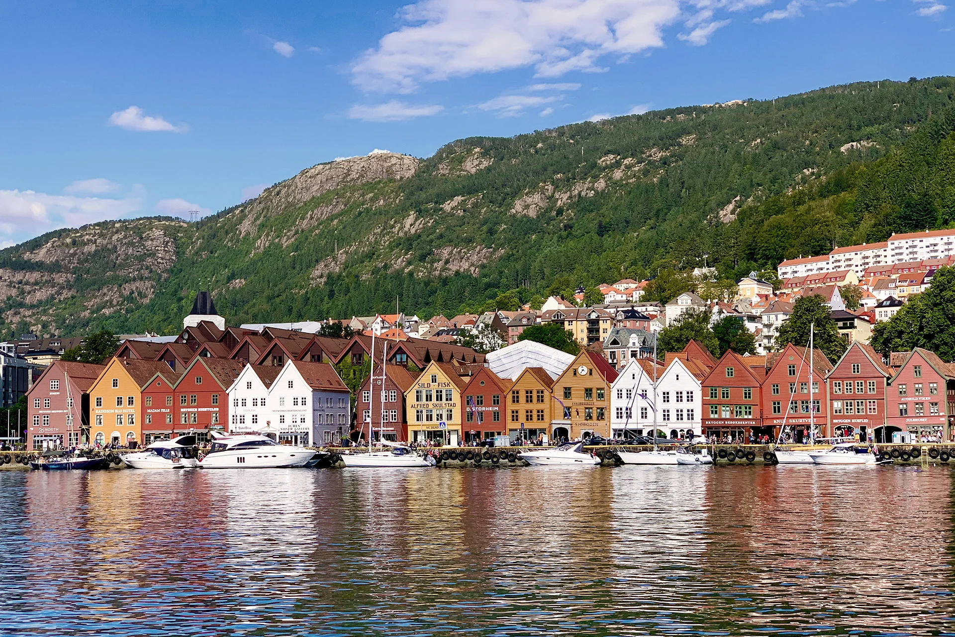 Les bâtiments colorés de Bergen sur le front de mer en été. Photo par : agent j/Unsplash