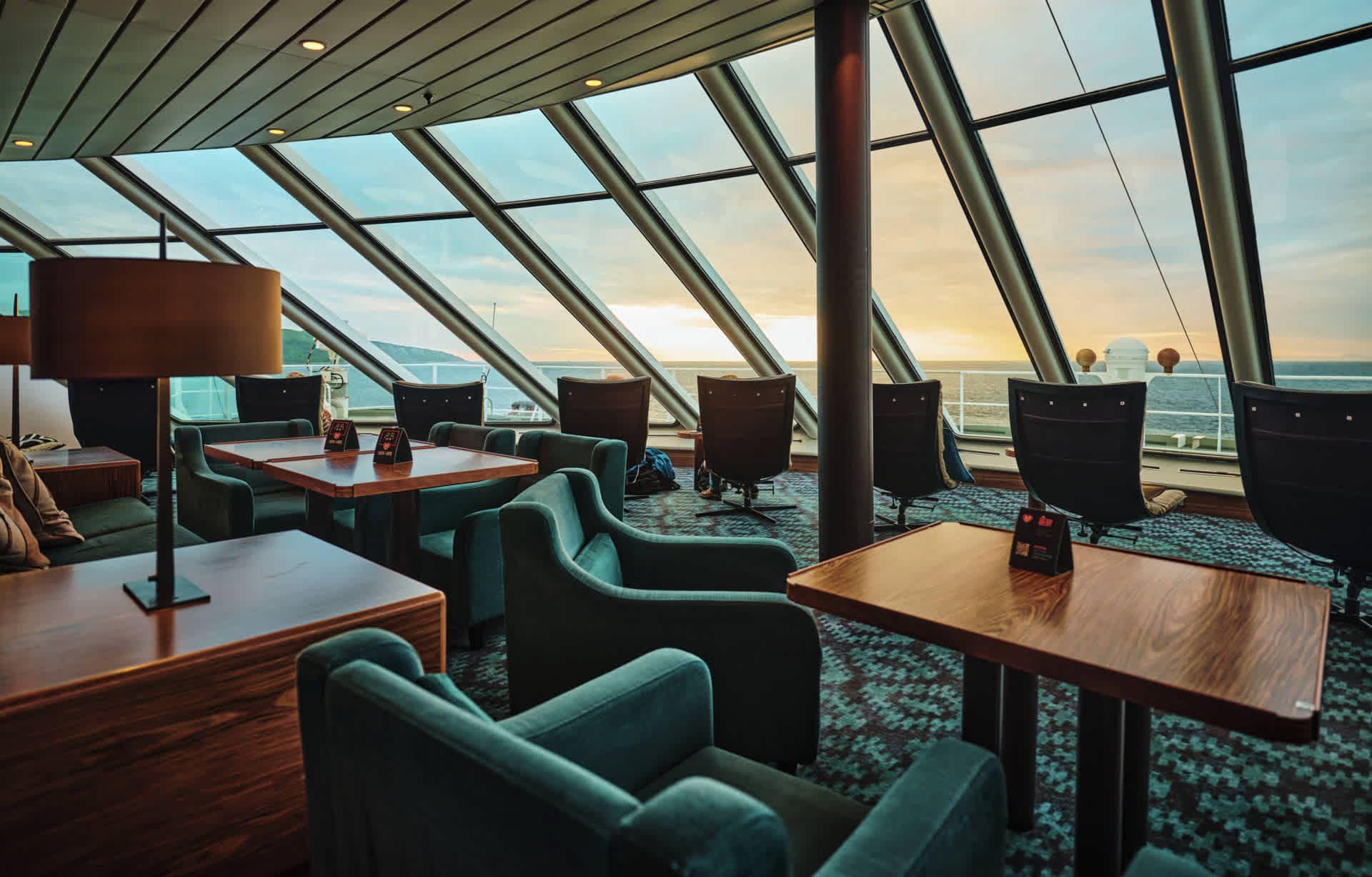 Genießen Sie die beste Aussicht auf die norwegische Küste von unserer Explorer Bar mit Panoramablick