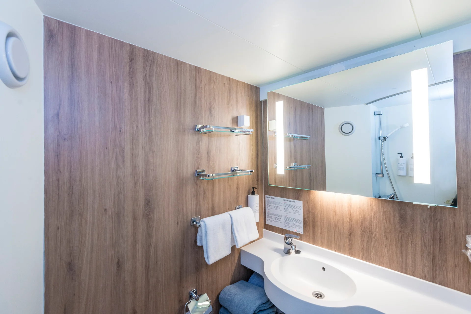 MS Nordnorge Expedition Suite M4 Bathroom