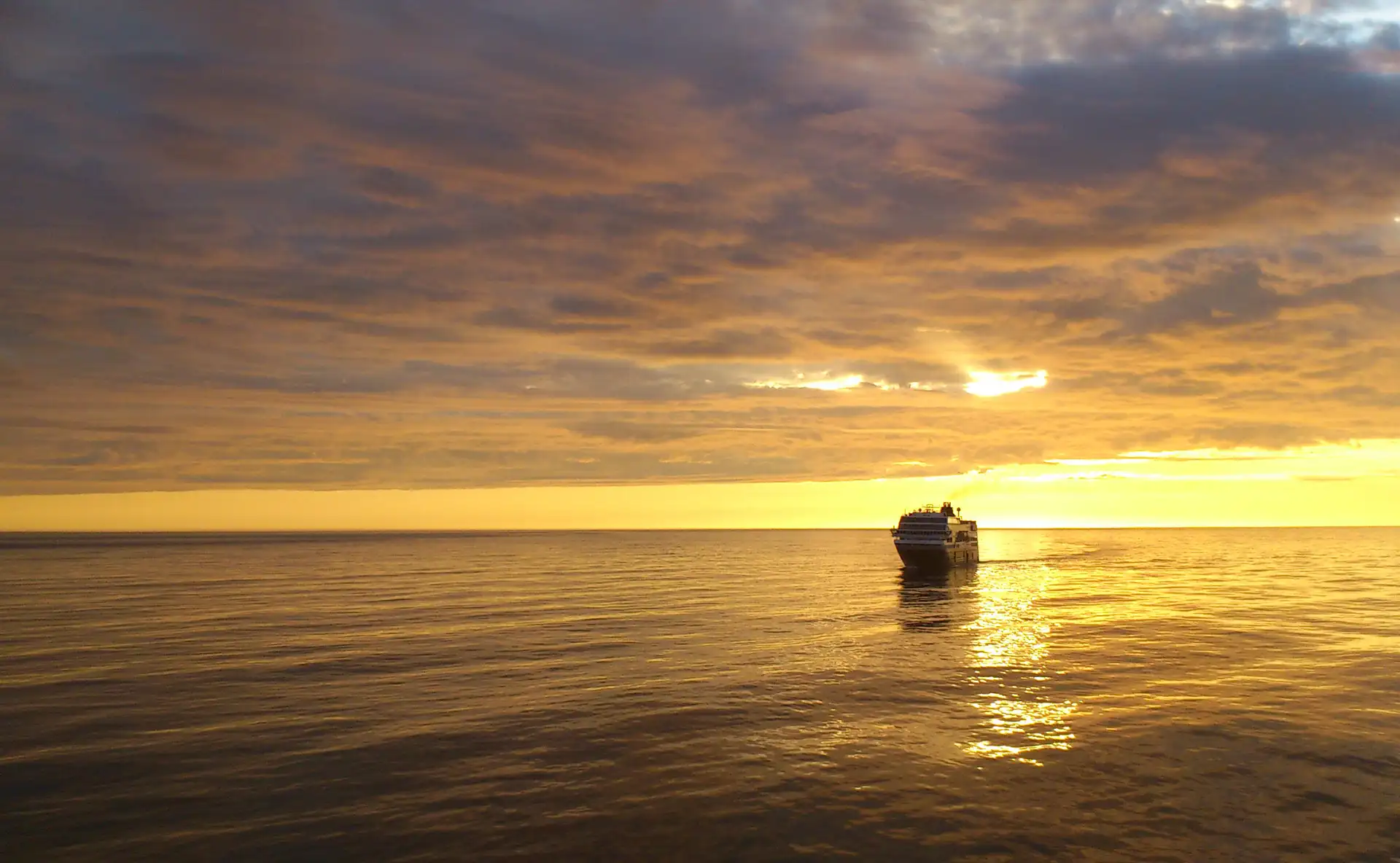 HGR-149601-MS-TROLLFJORD-AT-THE-COAST-OF-BERLEVÅG-IN-THE-MIDNIGHT-SUN