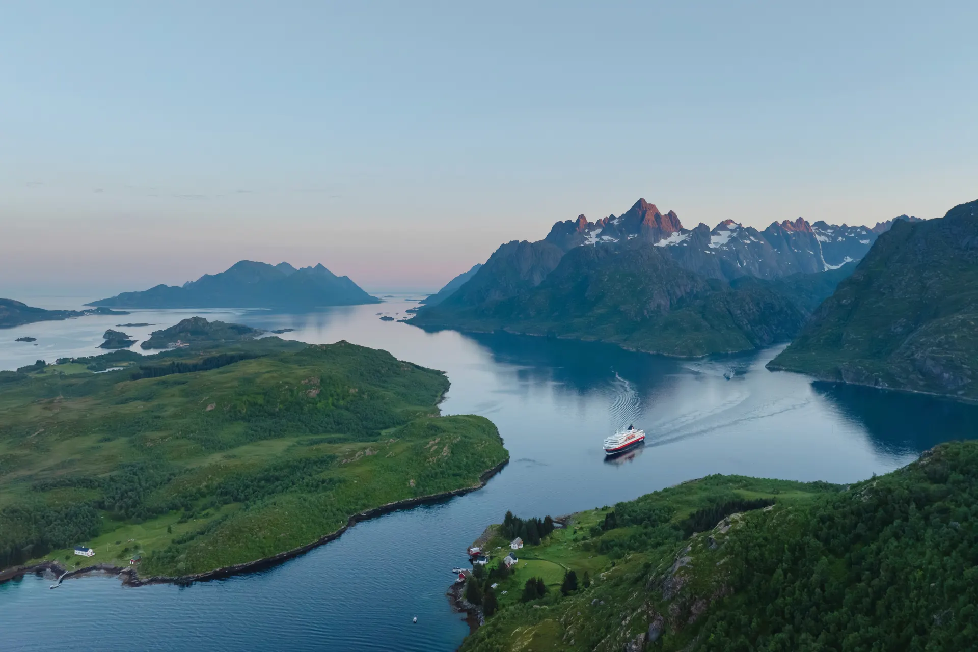 MS Richard With fährt durch den Raftsund, einer 25 Seemeilen lange Meerenge in der norwegischen Provinz Nordland