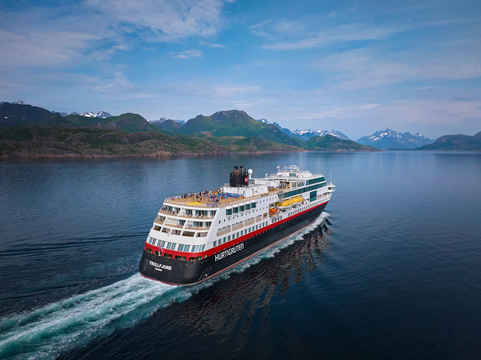 MS Trollfjord seiler Nordkapplinjen i Norge