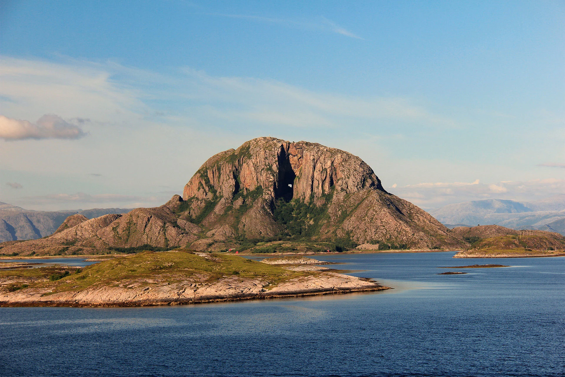 La montagne Torghatten à Bronnoysund est une icône de la côte norvégienne.
