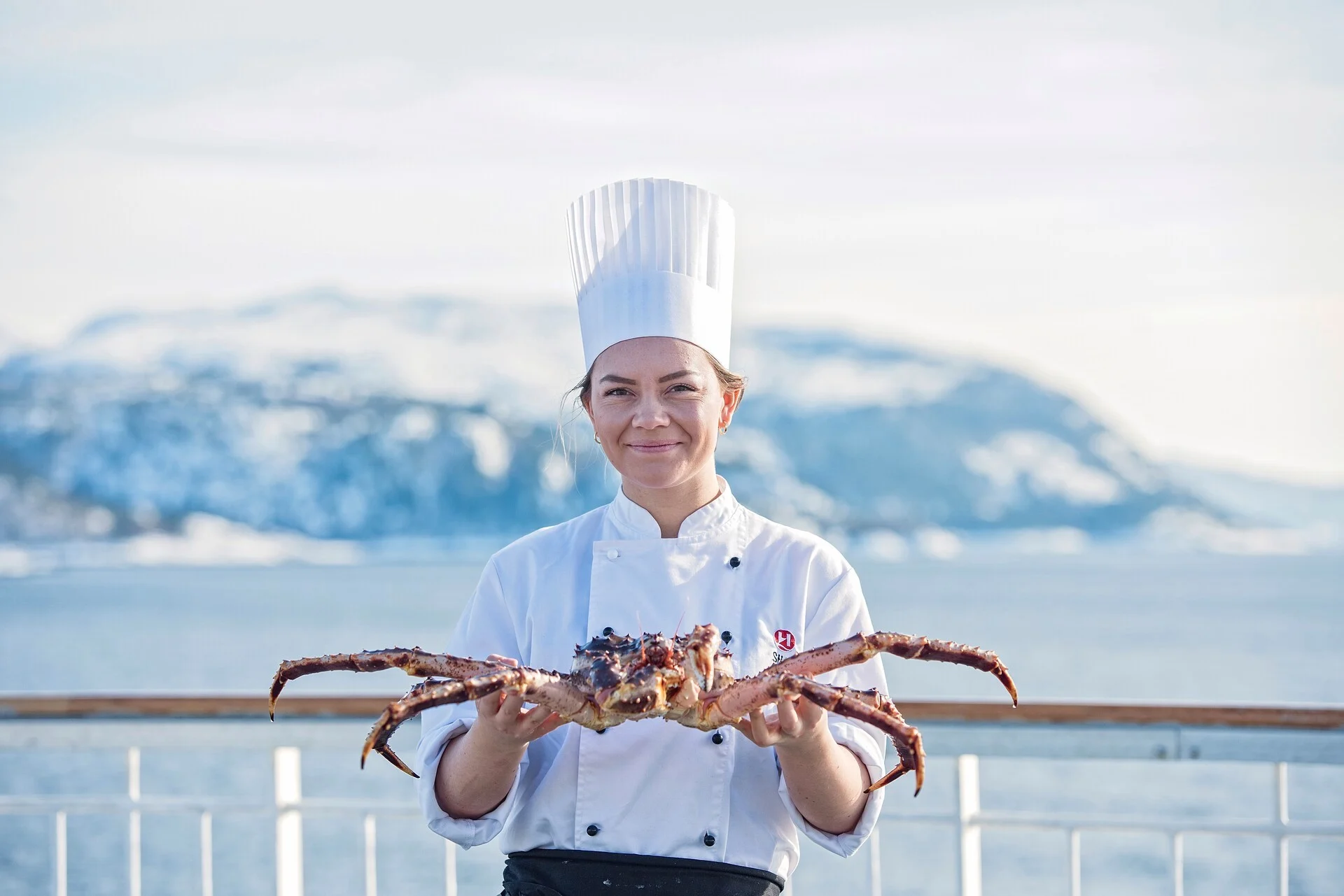 chef_with_king_crab_hgr_118504_1920_photo_agurtxane_concellon