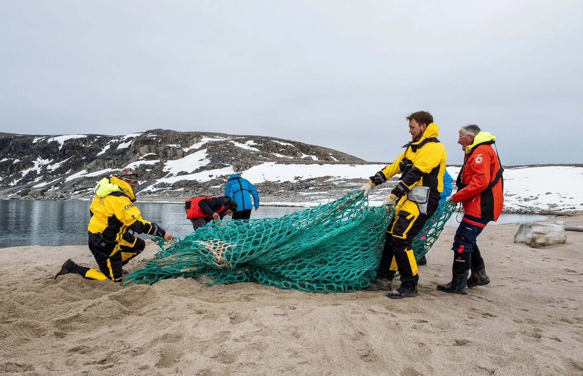 extra_beach_cleaning_at_kap_bruun_svalbard_hgr_123191_photo_stefan_dall_iconic_2560x1655
