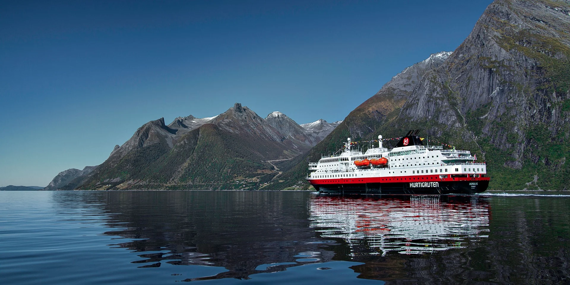 2500x1250-ms-nordlys-in-the-hjorundfjord