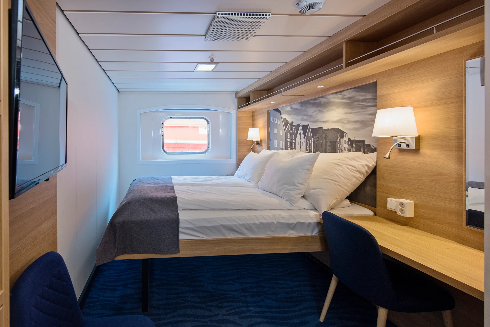 MS Kong Harald Polar Outside J2D Double Bed with TV and Desk Area
