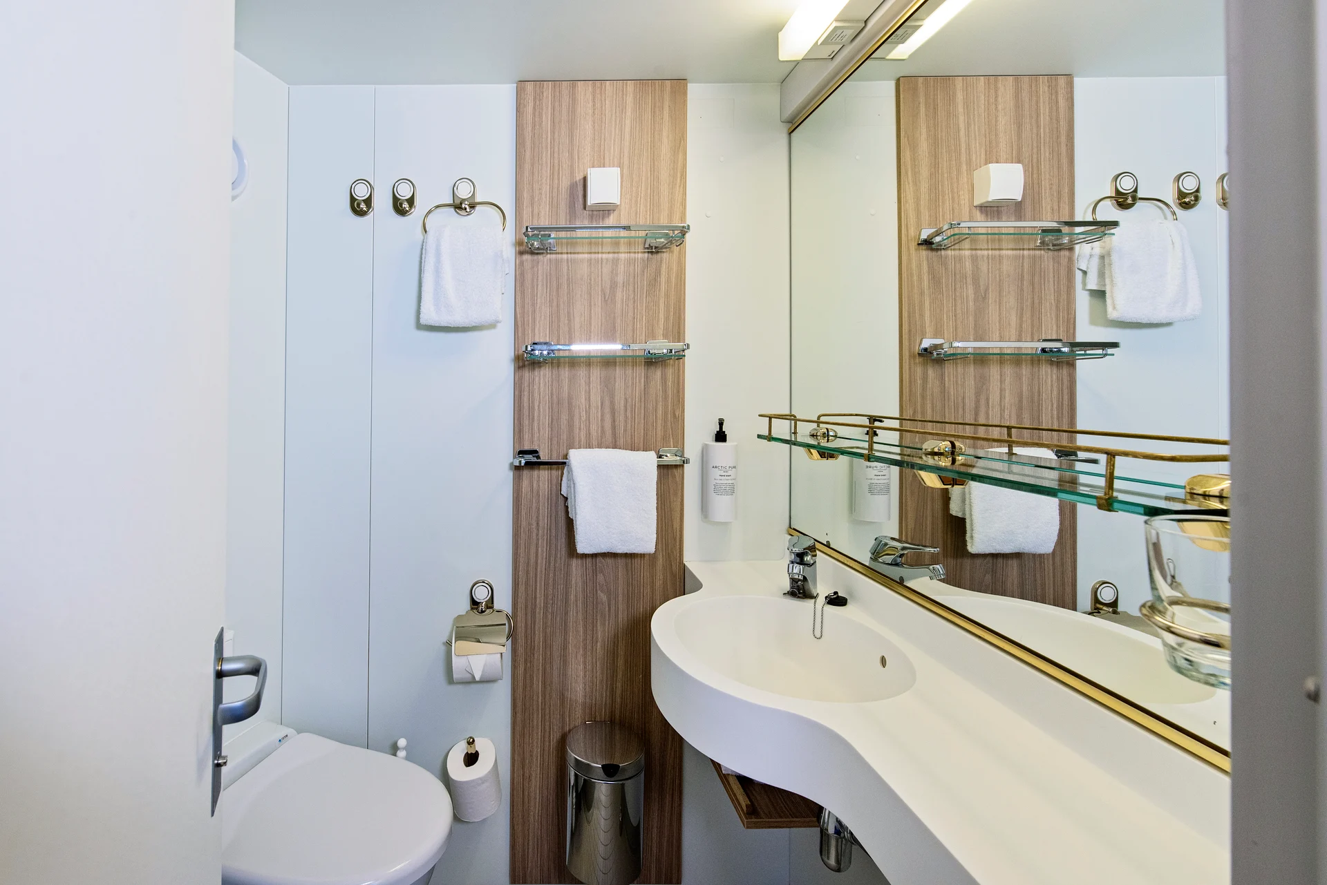 MS Nordkapp Expedition Suite Bathroom