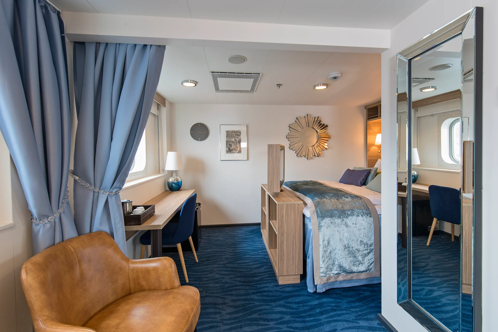 MS Nordkapp Expedition Suite Q2 Lounge and Bed