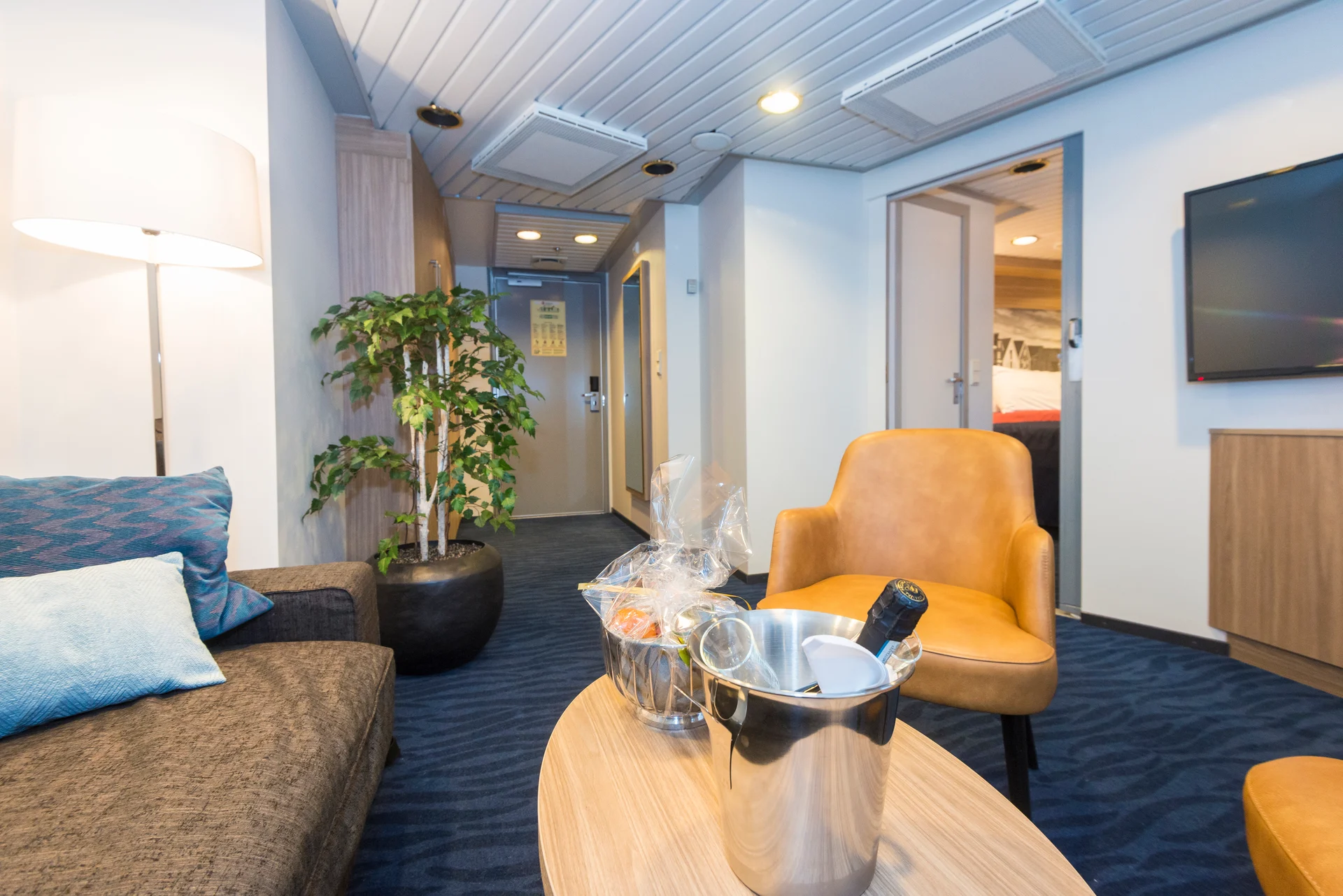 MS Nordnorge Expedition Suite M4 Lounge Area