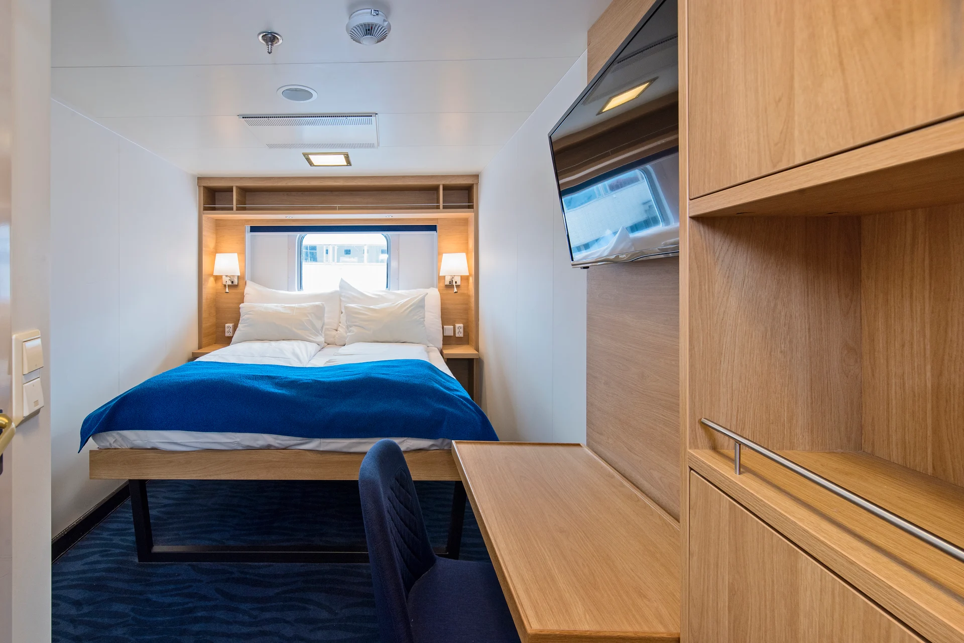 MS Polarlys Arctic Superior P2D Bed and Seating Area