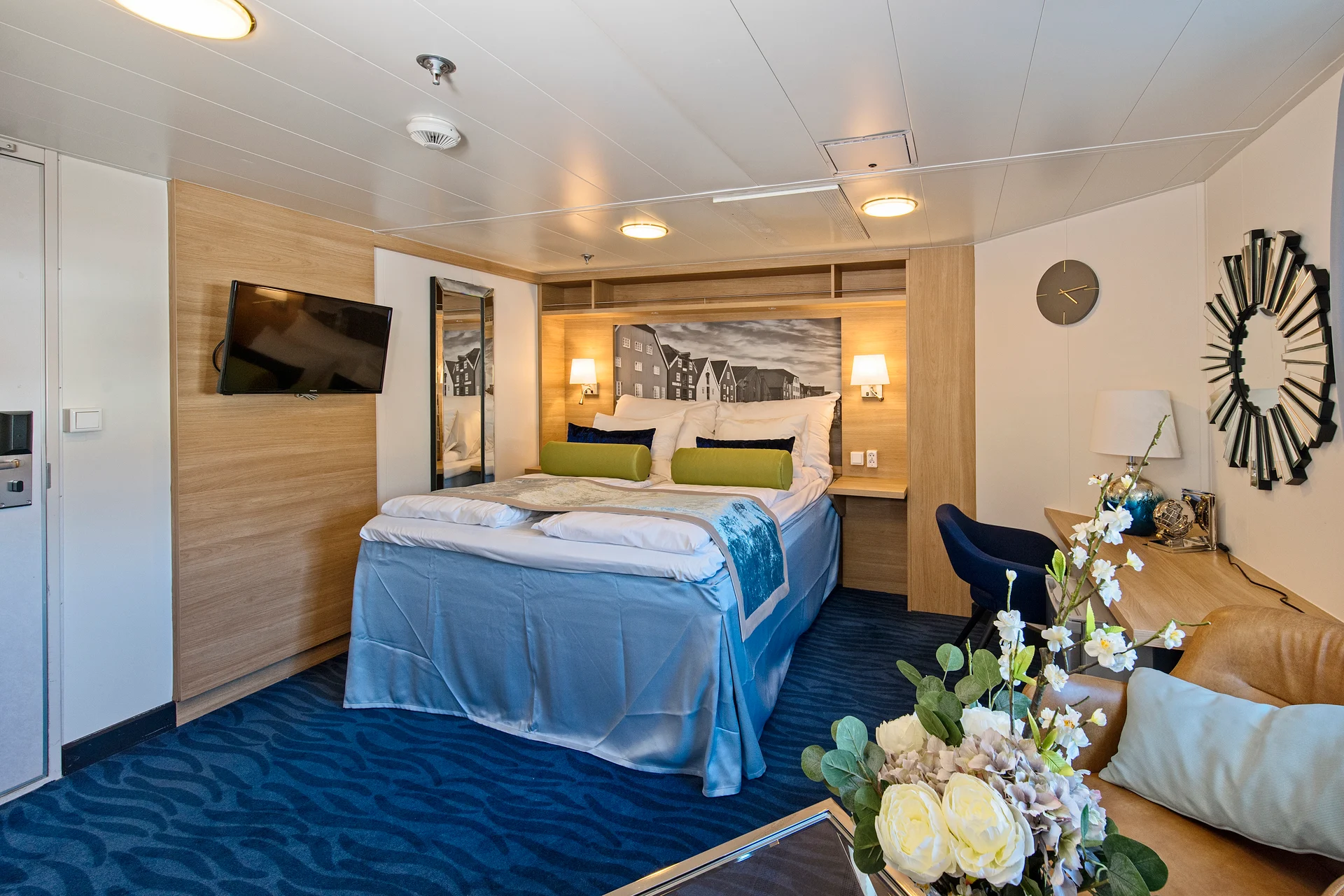 MS Polarlys Expedition Suite Q2 Bed and Seating Area