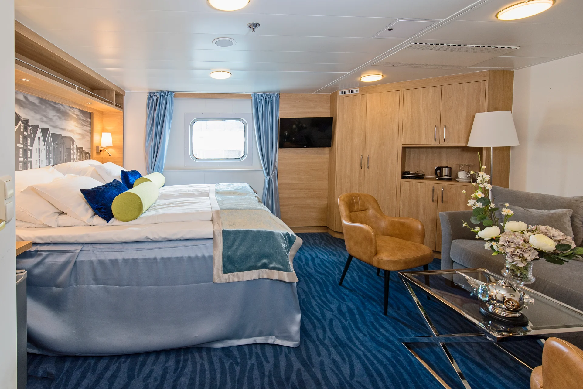 MS Polarlys Expedition Suite Q4 Bed and Lounge Area