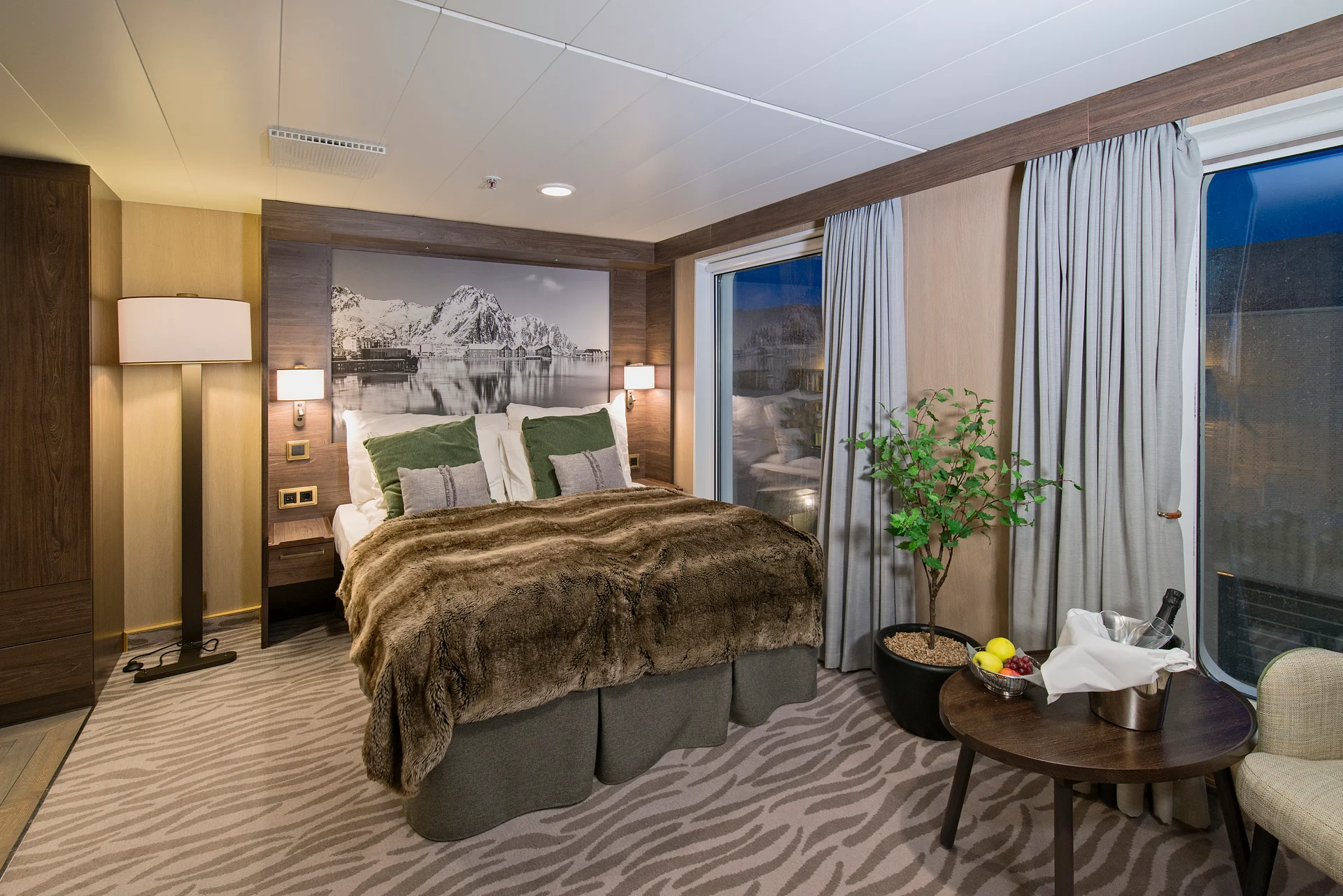 MS Richard With Expedition Suite Q2 Double Bed
