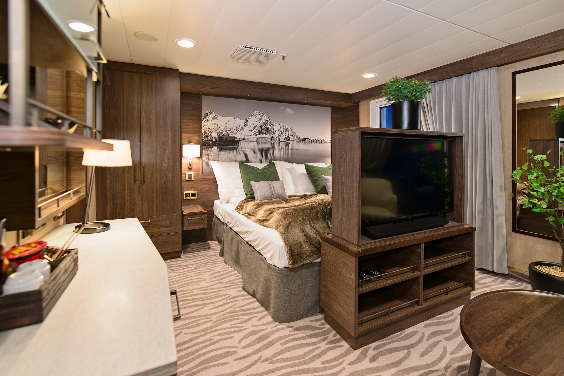 MS Richard With Expedition Suite Q4 Double Bed with TV