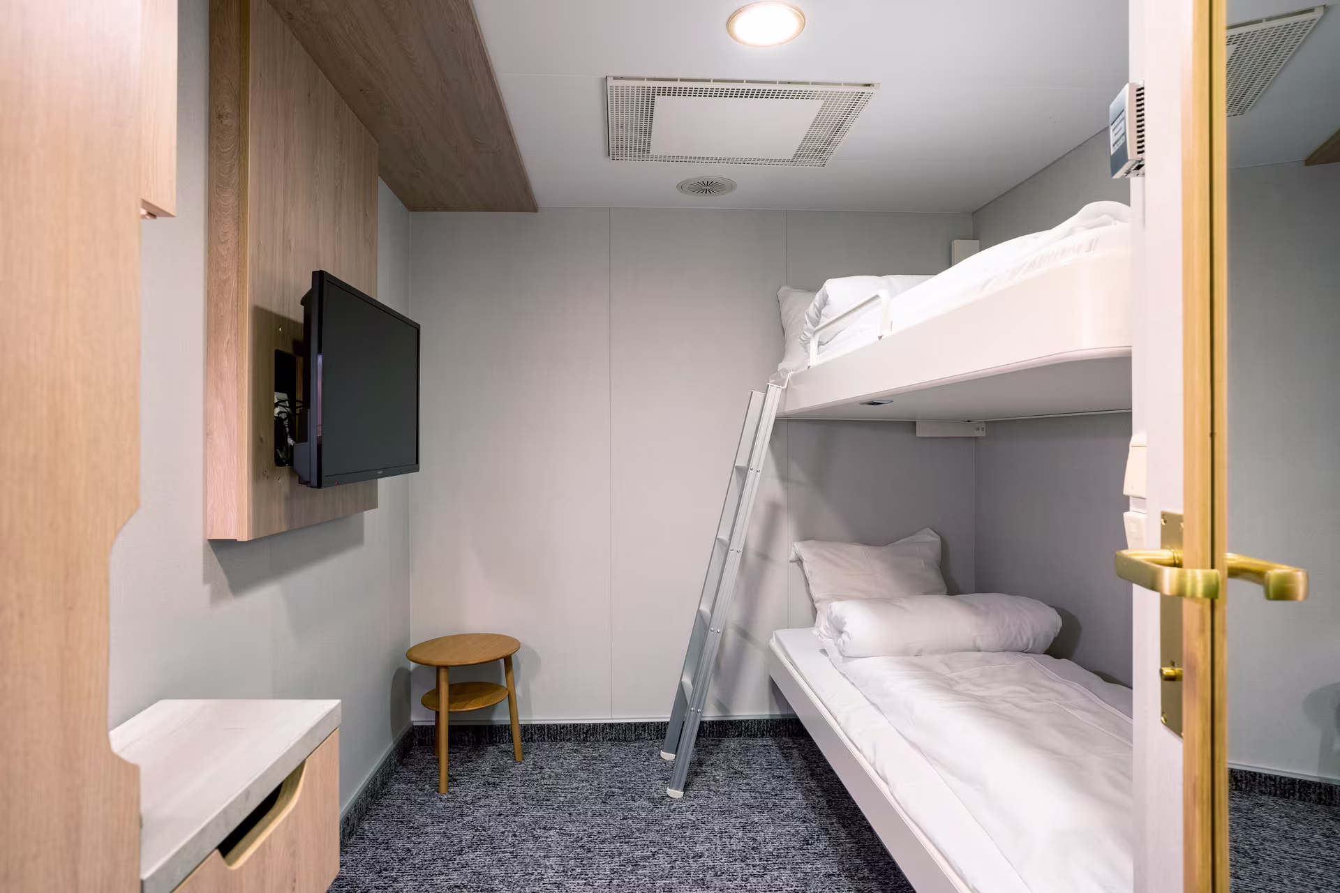 Polar Innenkabine I2 auf MS Finnmarken, Betten und Fernseher