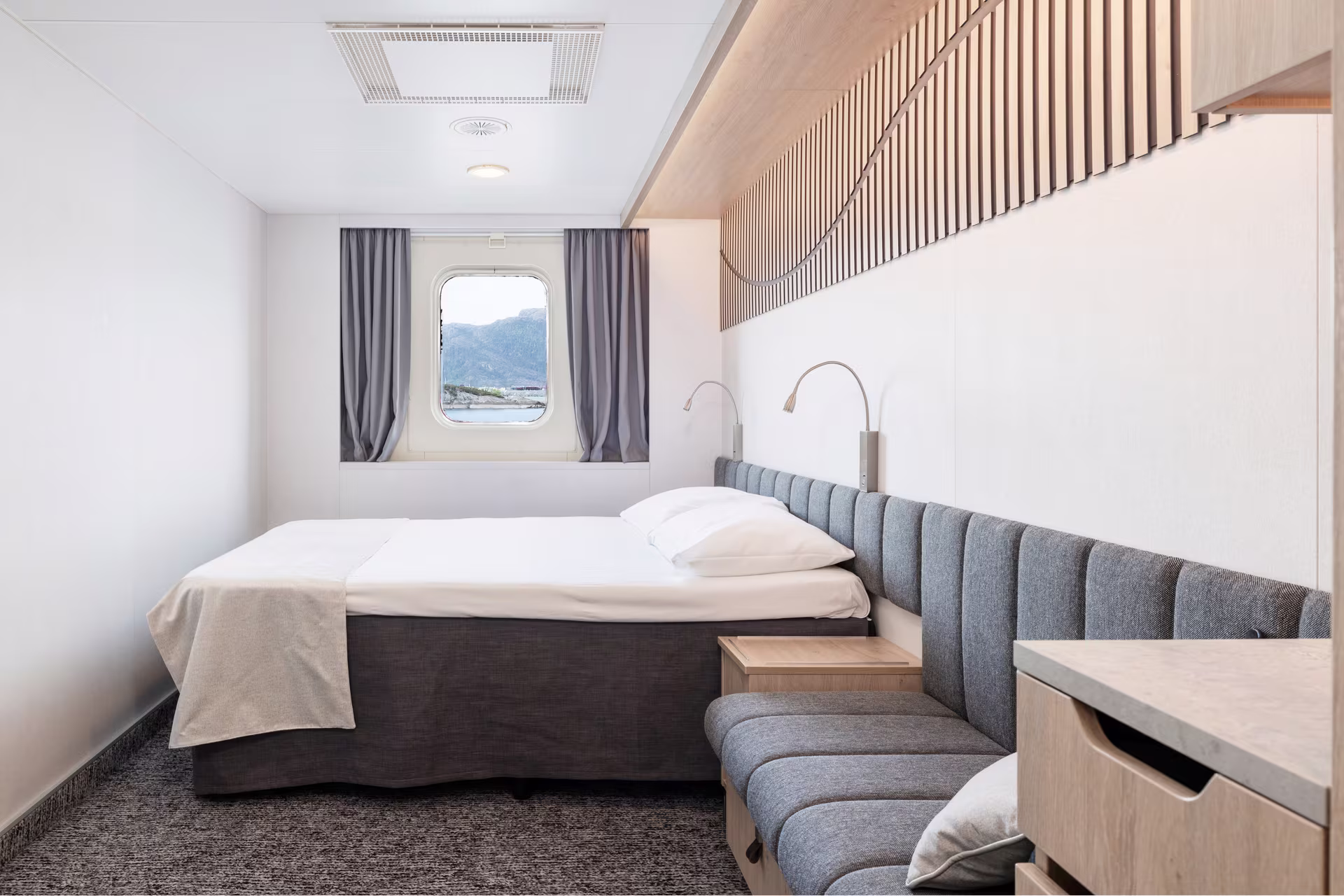 Polar Outside cabin MS Finnmarken N2 Bed and Seating Area