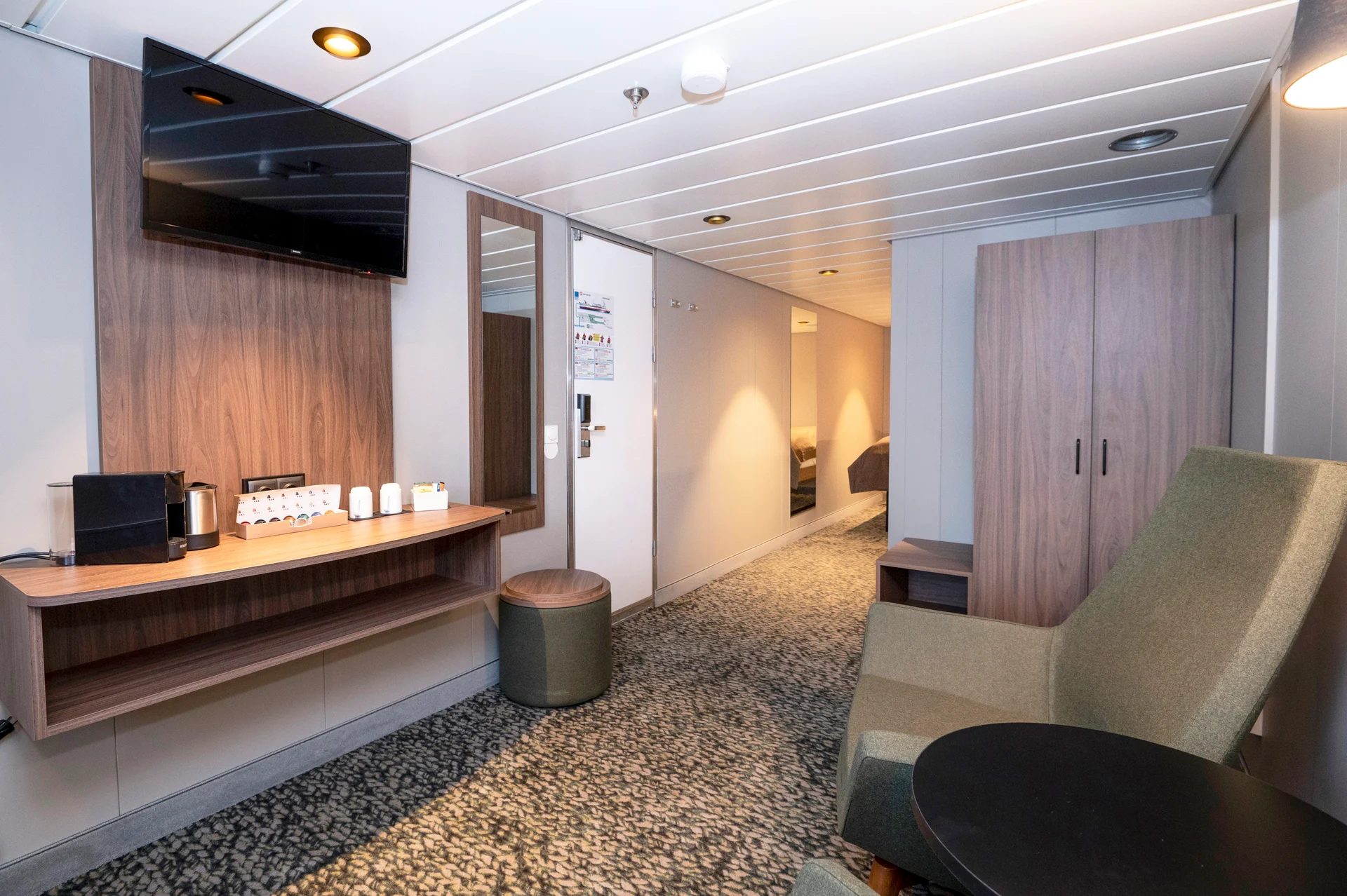 Suite MS Vesteralen Q2 Lounge TV View