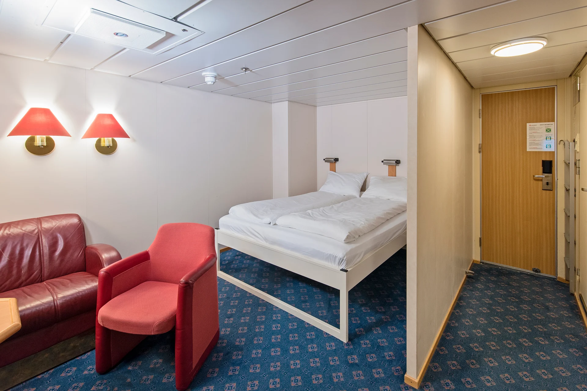 MS Vesteralen Polar Outside A4 Bed and Lounge Area