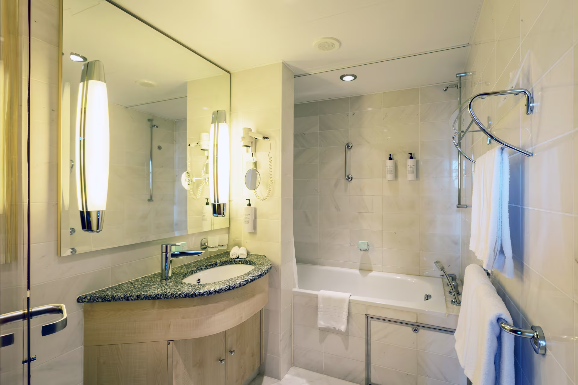 Expedition Suite MX MS Midnatsol Bathroom