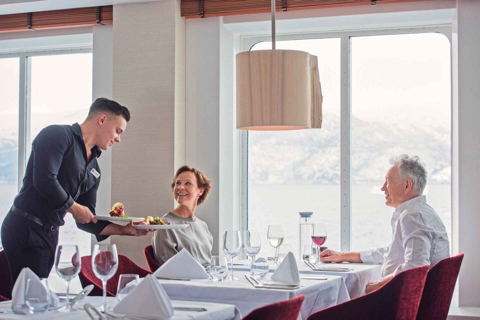 Genießen Sie die Aussicht auf die Küste, während Sie stilvoll in unserem À-la-carte-Restaurant Kysten speisen