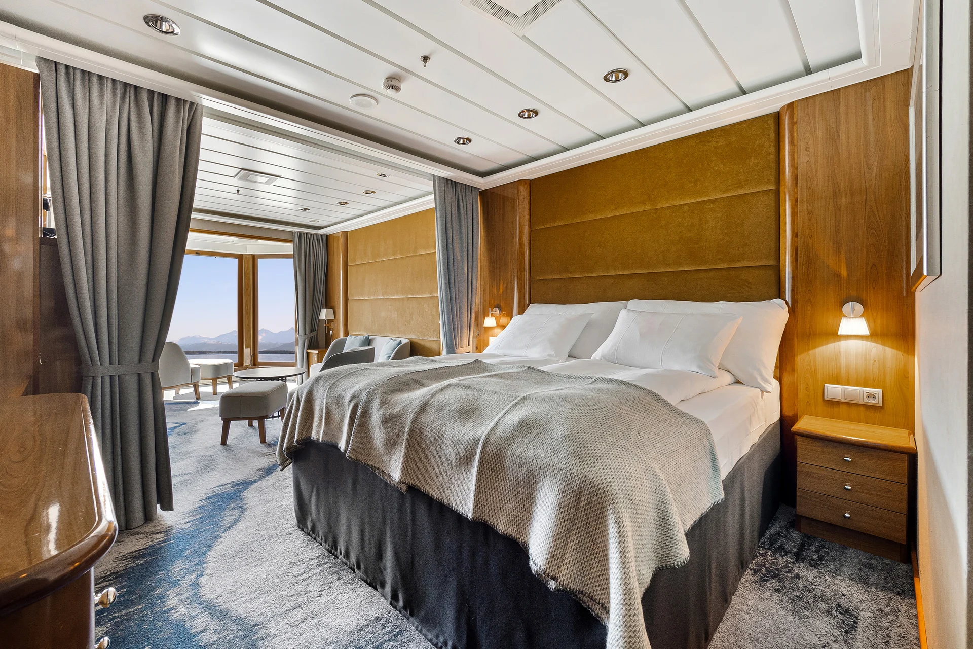 Norwegen ist ein Land der Weite, der Ruhe und des subtilen Charmes, und unsere Suiten an Bord sollen dies widerspiegeln (im Bild: MG Suite auf MS Trollfjord)