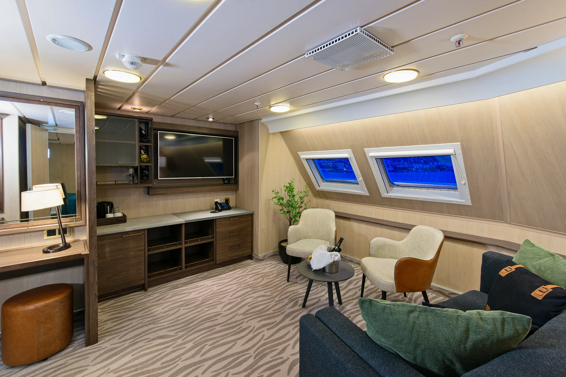 MS Richard With Expedition Suite M4 Lounge Area