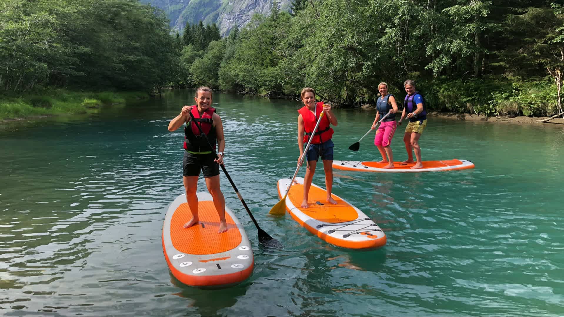 Un couple fait du stand-up paddleboard à Åndalsnes 