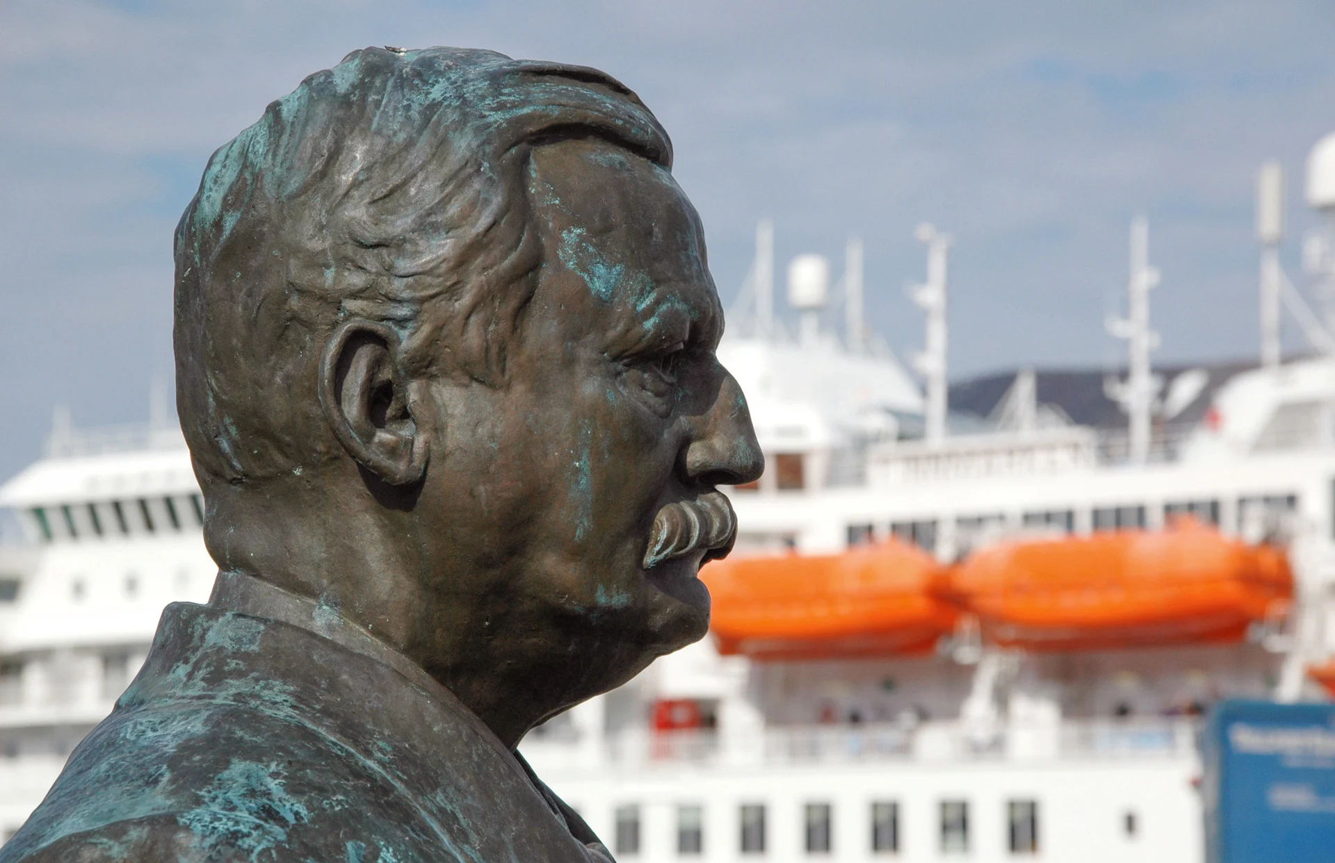 richard-with-statue-stokmarknes-04003-Photo Competition