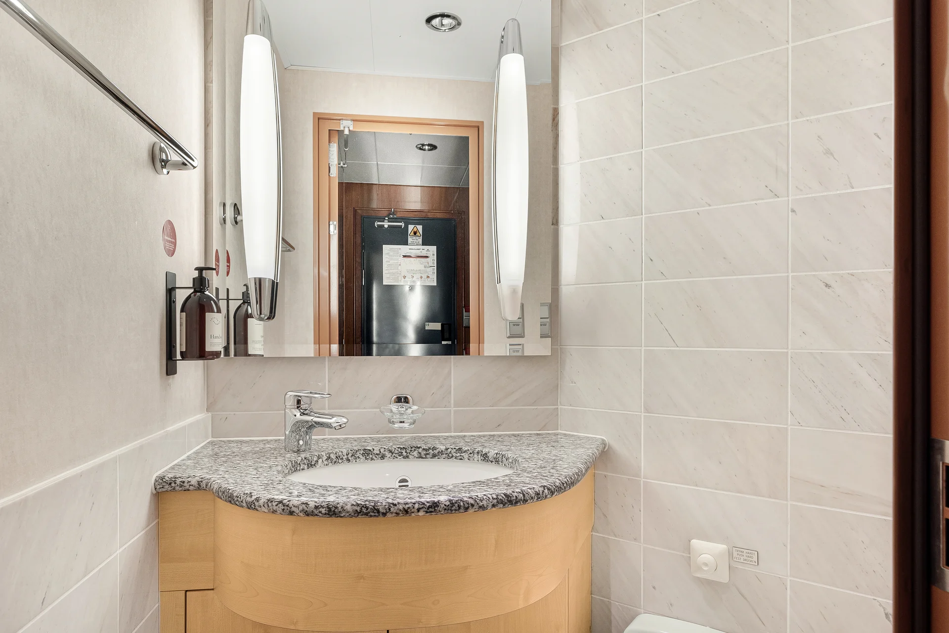 Expedition Suite MX MS Trollfjord Bathroom
