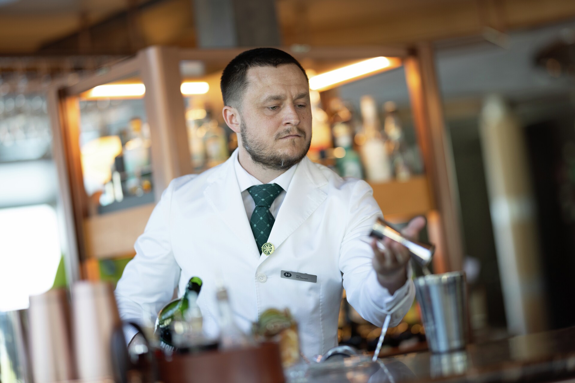 Un barman prépare un cocktail dans le bar 1893 du MS Trollfjord