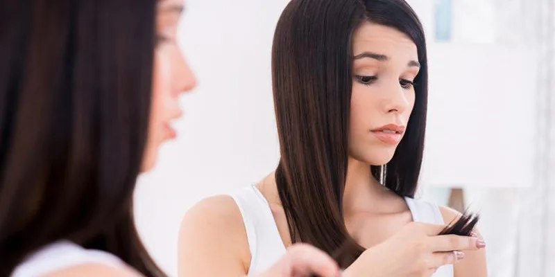 Mujer preocupada por las puntas de su cabello