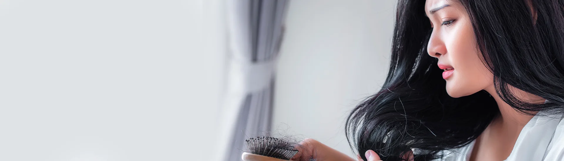 mujer angustiada por la caida de su cabello