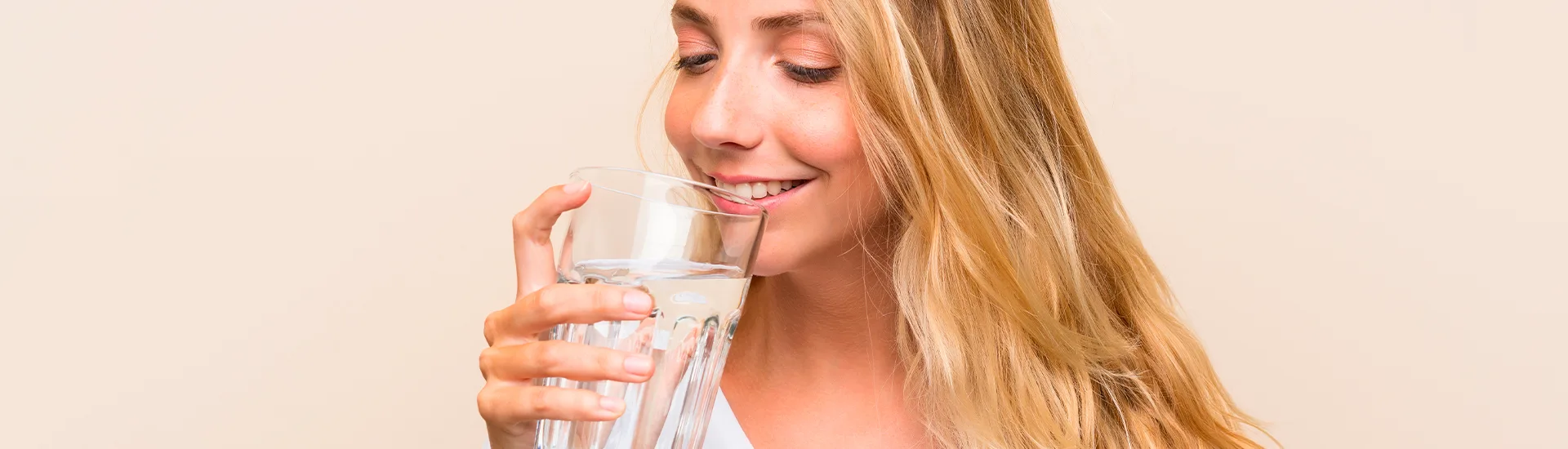 mujer rubia tomando agua