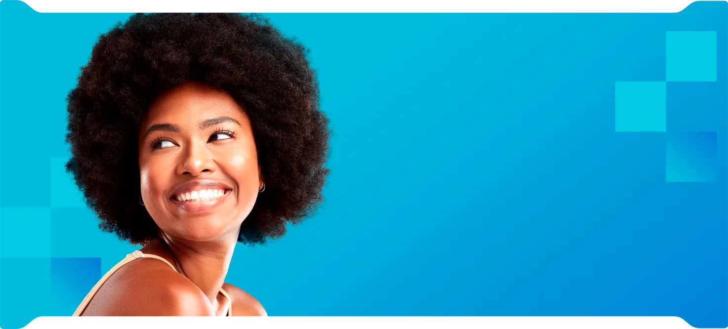 Uma mulher sorrindo com cabelo afro, imagem decorativa.