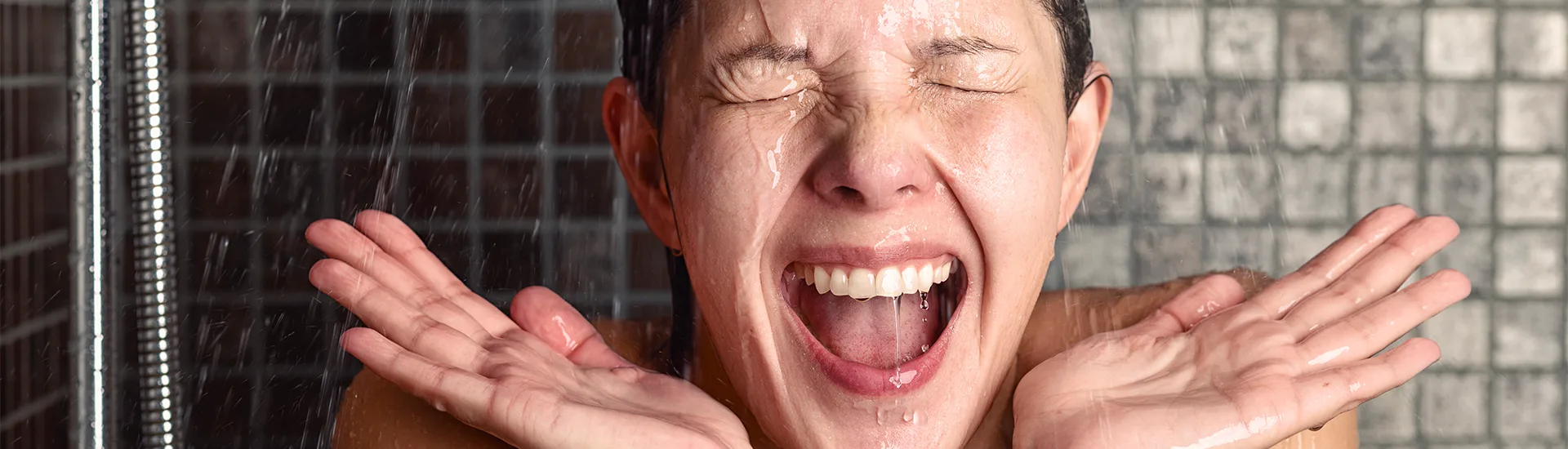 Mujer en la ducha asustada por la pérdida de cabello.