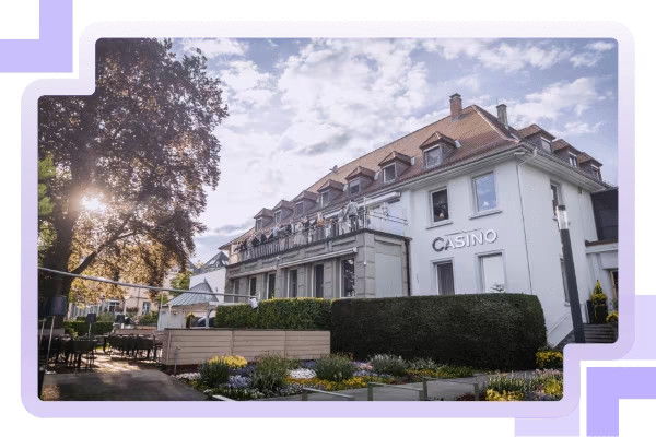 Das Casino Konstanz von aussen mit Garten und Outdoor Gastronomie