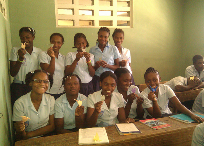 Estudiantes de Haití con sus grullas de papel.