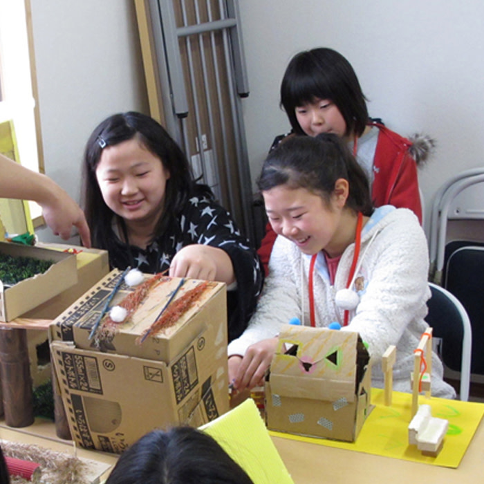 Arquitectura para la Humanidad dirige un taller con estudiantes en el recién terminado Mercado y Centro Juvenil "Somos Uno" de Kitakami. 