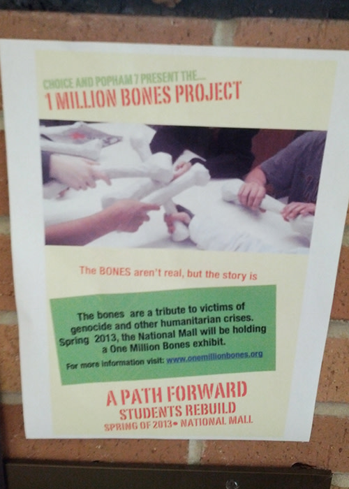 Señalización para un evento de fabricación de huesos en Scarsdale Middle School.