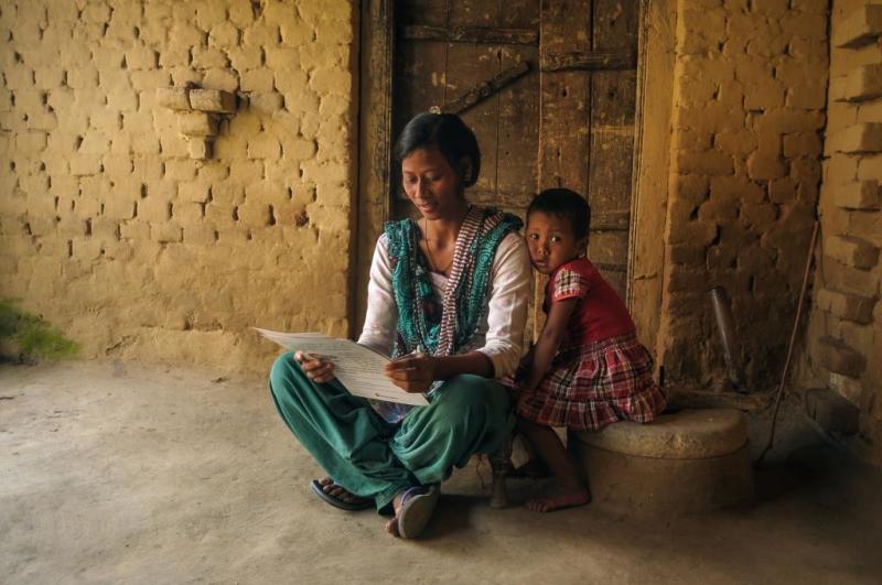 Todos los sábados, al menos 27 niños y niñas de Tingharawa (Nepal) se reúnen en casa de Chandra Kala. Como voluntaria comunitaria, organiza un campamento de lectura para ayudar a los niños a aprender nepalí. 