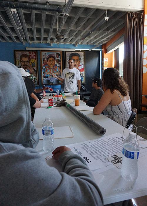 Profesor dirigiendo a los jóvenes en un taller de arte en el Pico Youth Center de Santa Mónica, California.