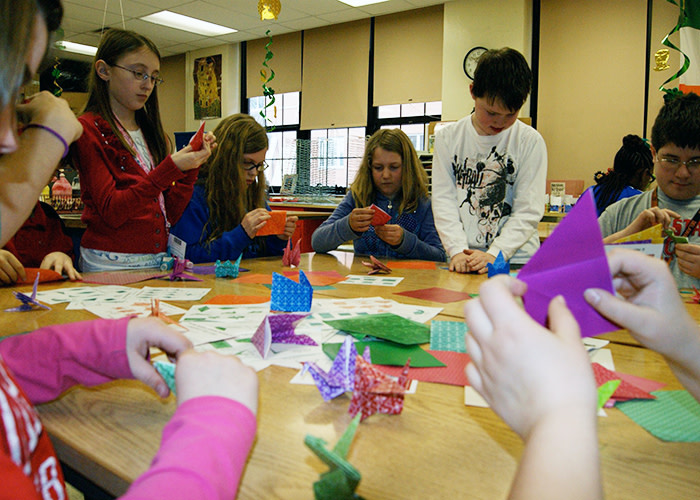 Un equipo de clase fabricando grullas para el Desafío.