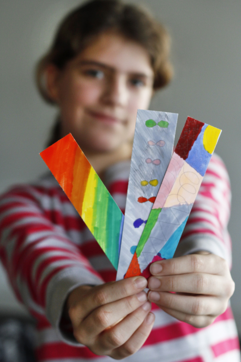 These rainbow bookmarks brighten our day :)